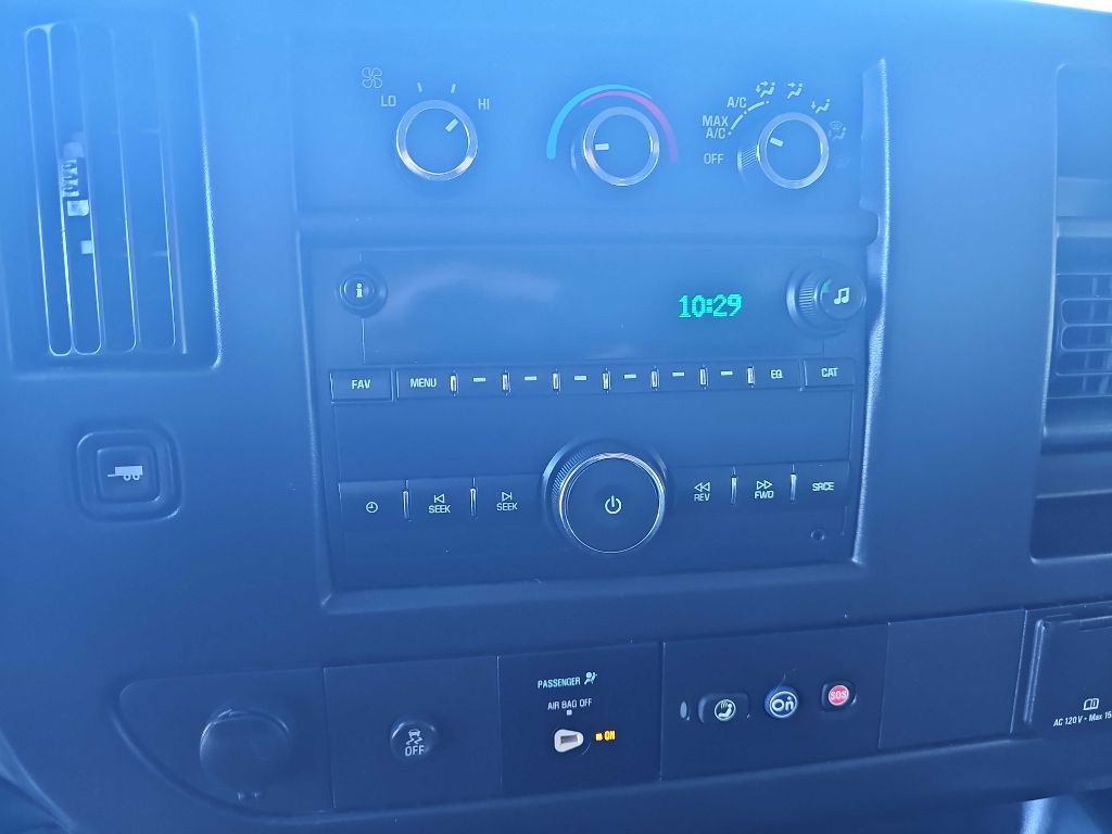 2016 GMC Savana Image 9