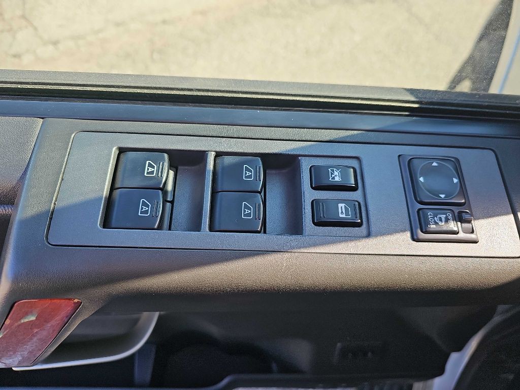 2006 INFINITI QX56 Image 25