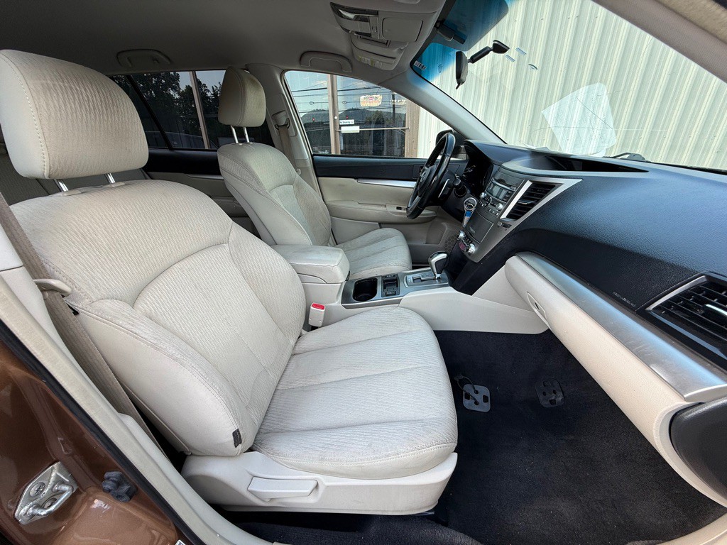2011 Subaru Outback Image 12