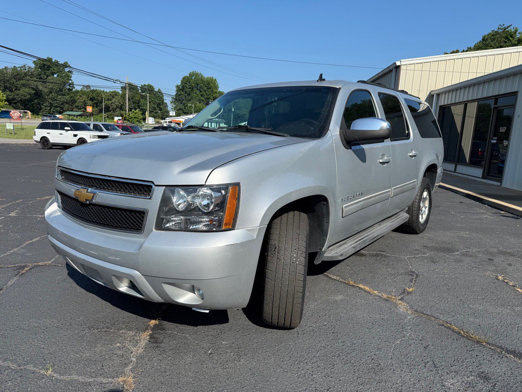 2013 Chevrolet Suburban Image 2