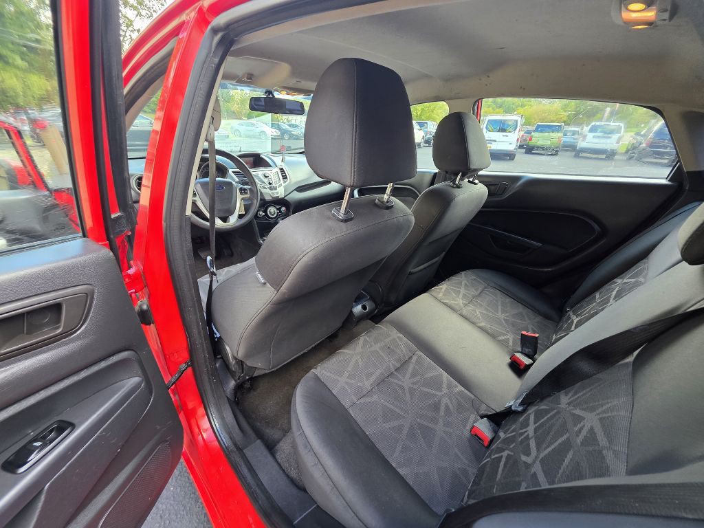 2013 Ford Fiesta Image 8
