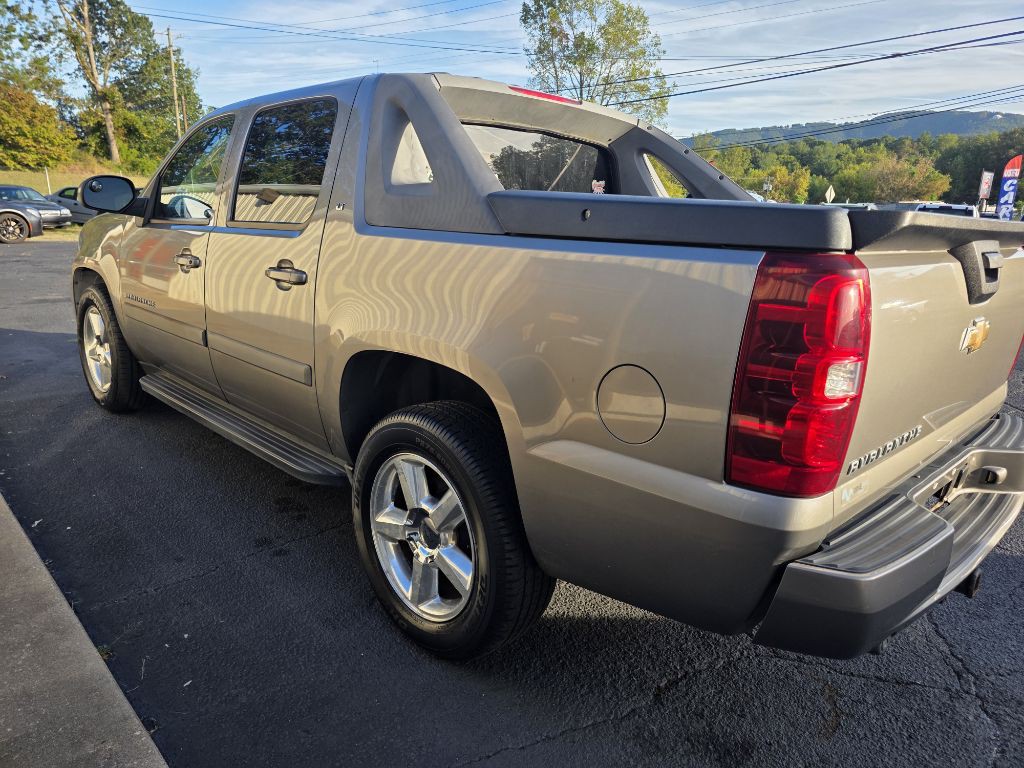 2007 Chevrolet Avalanche Image 2