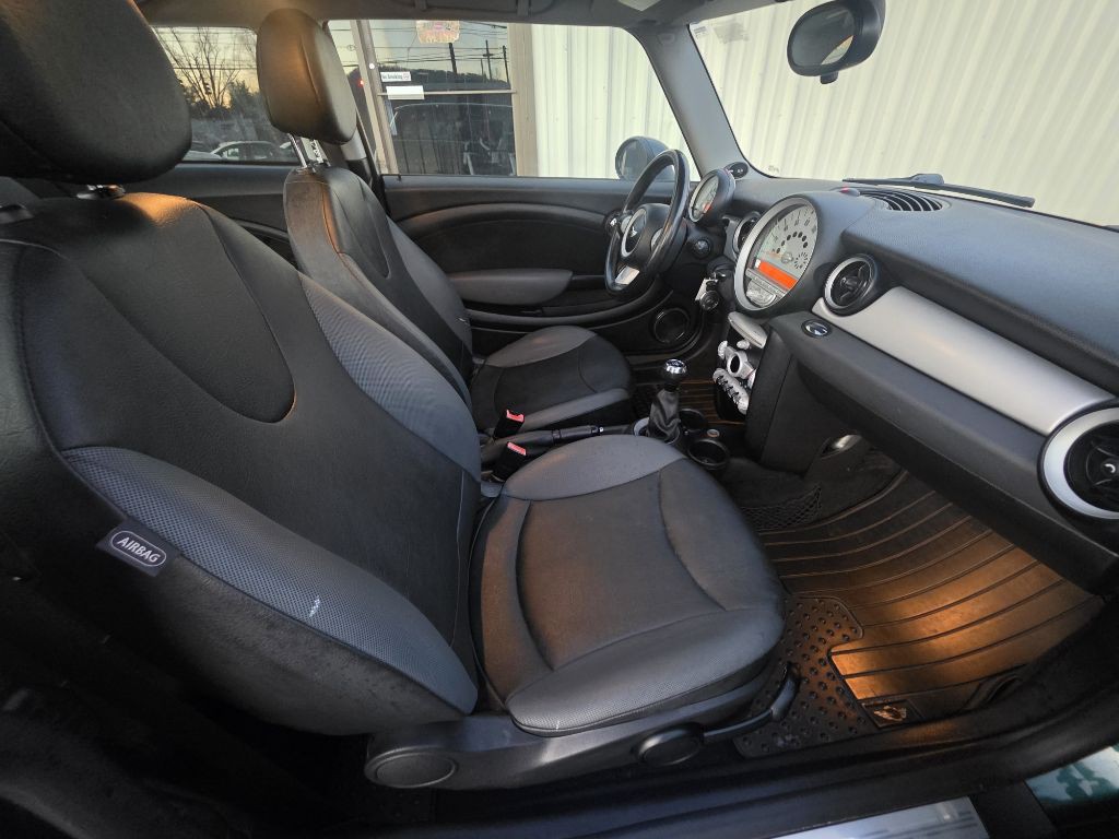 2010 MINI Cooper Image 4