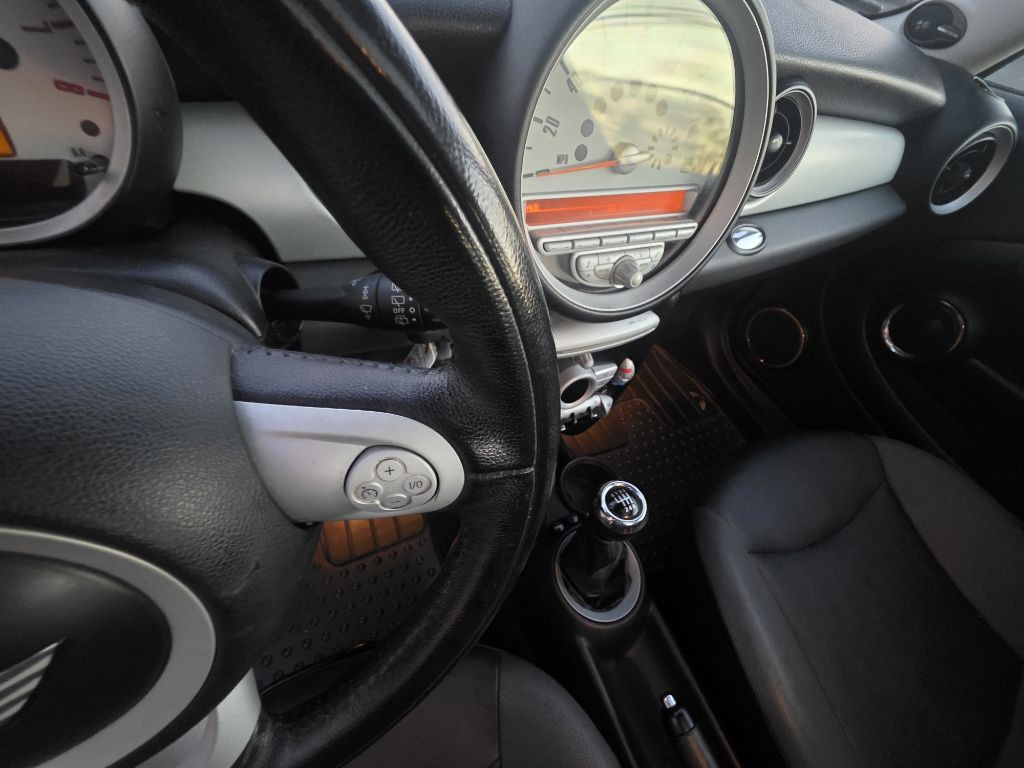 2010 MINI Cooper Image 6