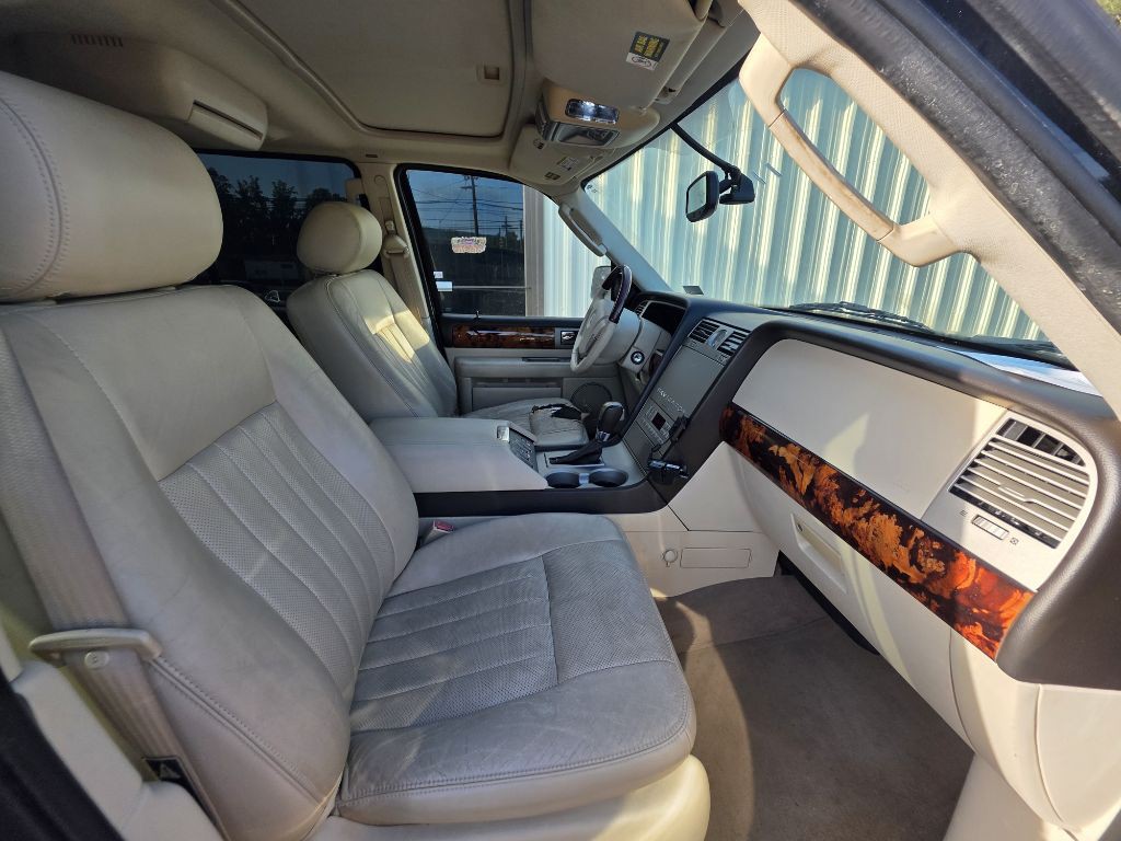 2003 Lincoln Navigator Image 9