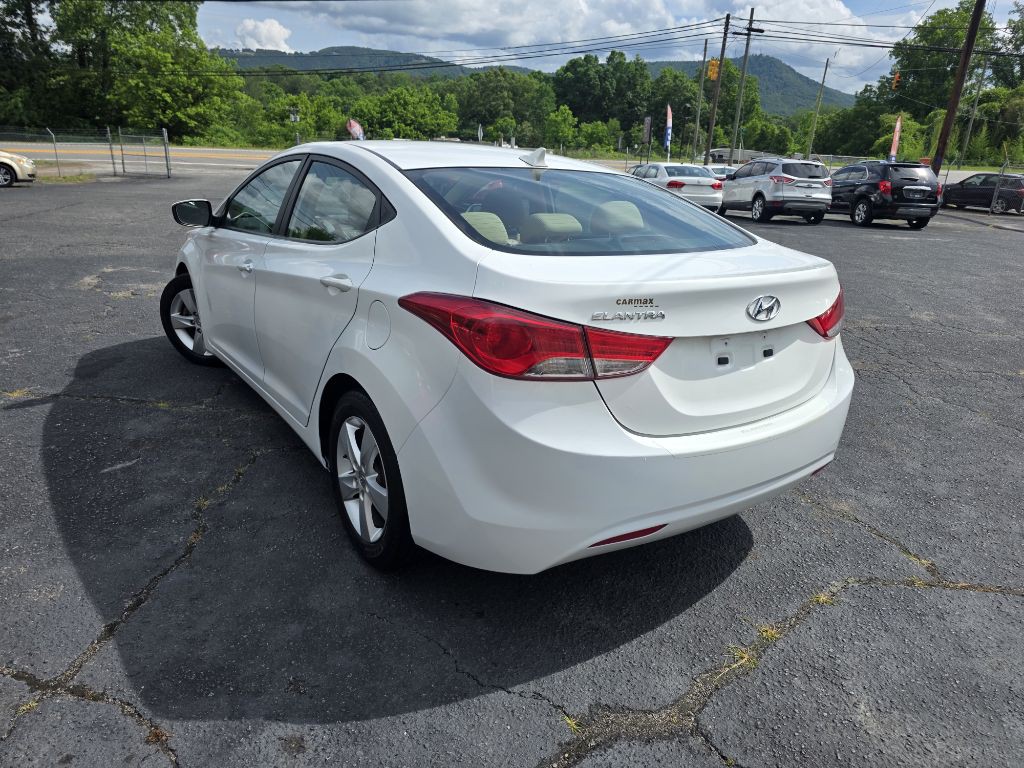 2013 Hyundai Elantra Image 8