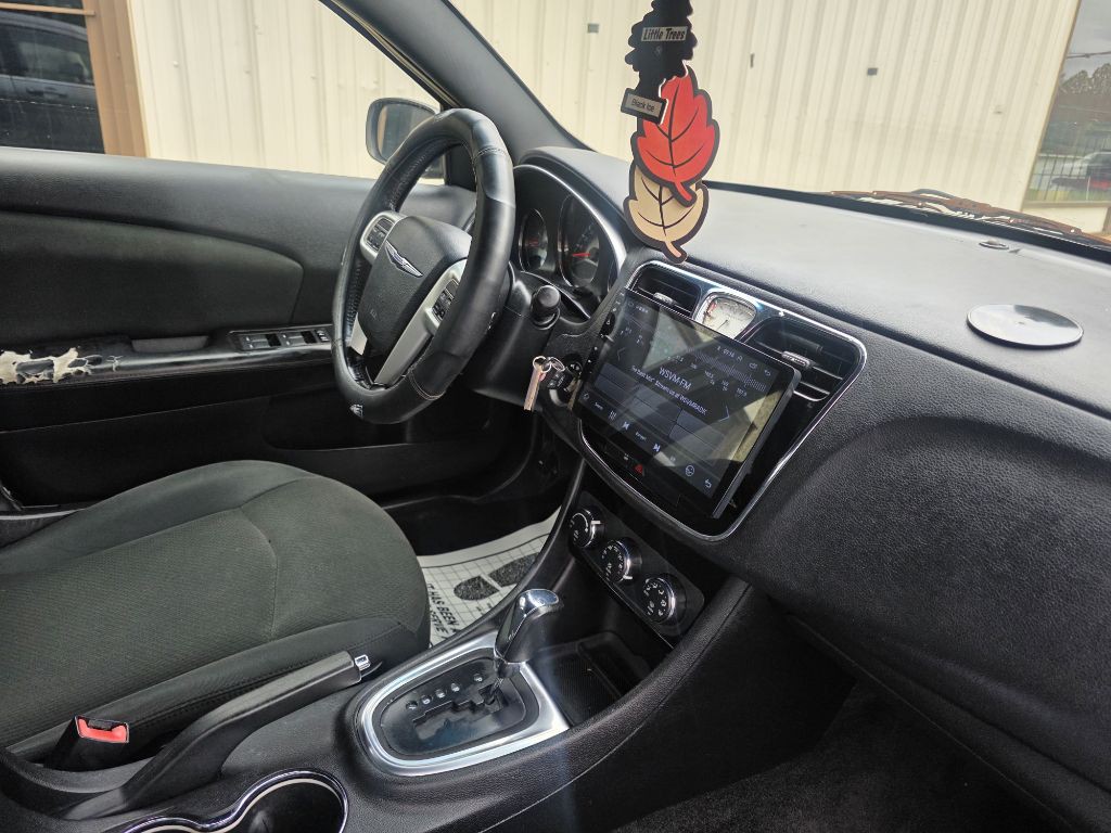 2012 Chrysler 200 Image 7