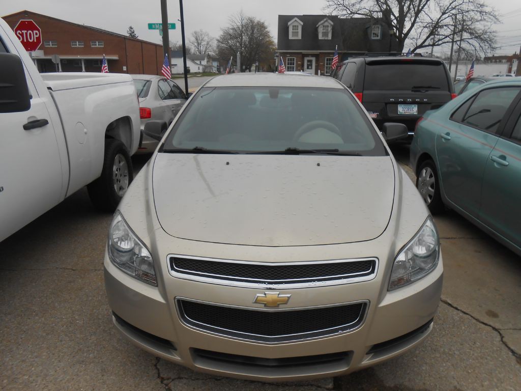2010 Chevrolet Malibu Image 2