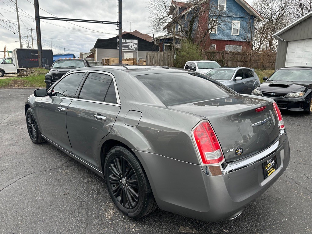 2012 Chrysler 300 Image 4