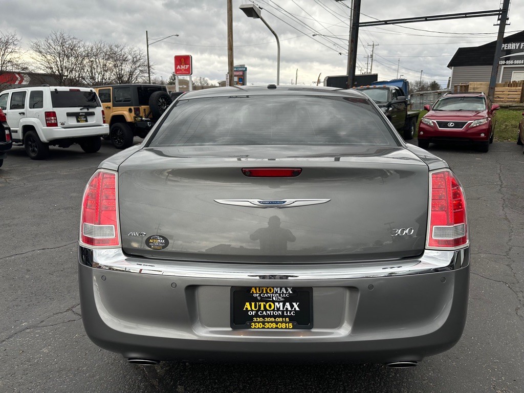 2012 Chrysler 300 Image 8