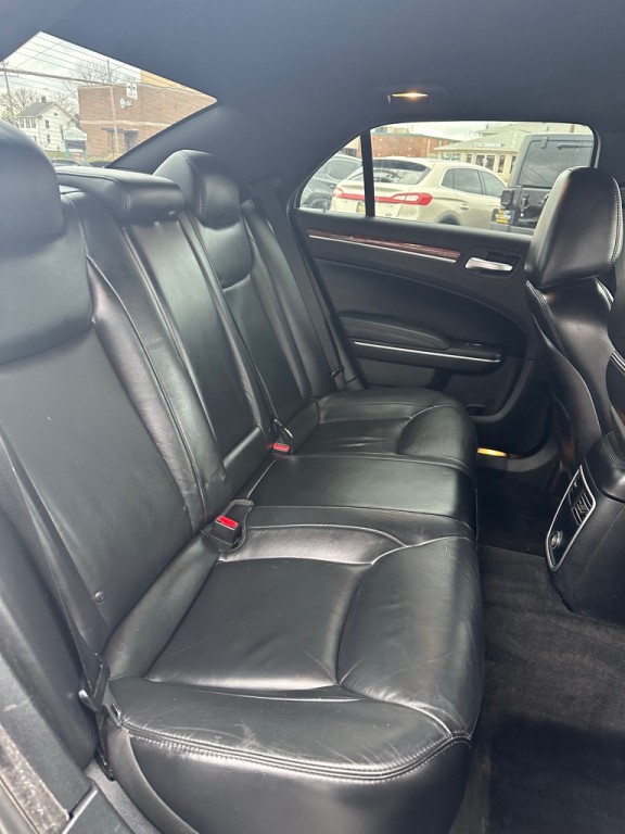 2012 Chrysler 300 Image 12