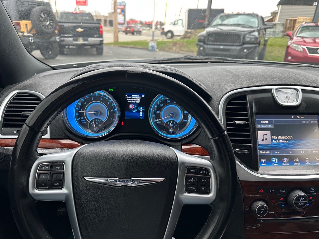 2012 Chrysler 300 Image 21