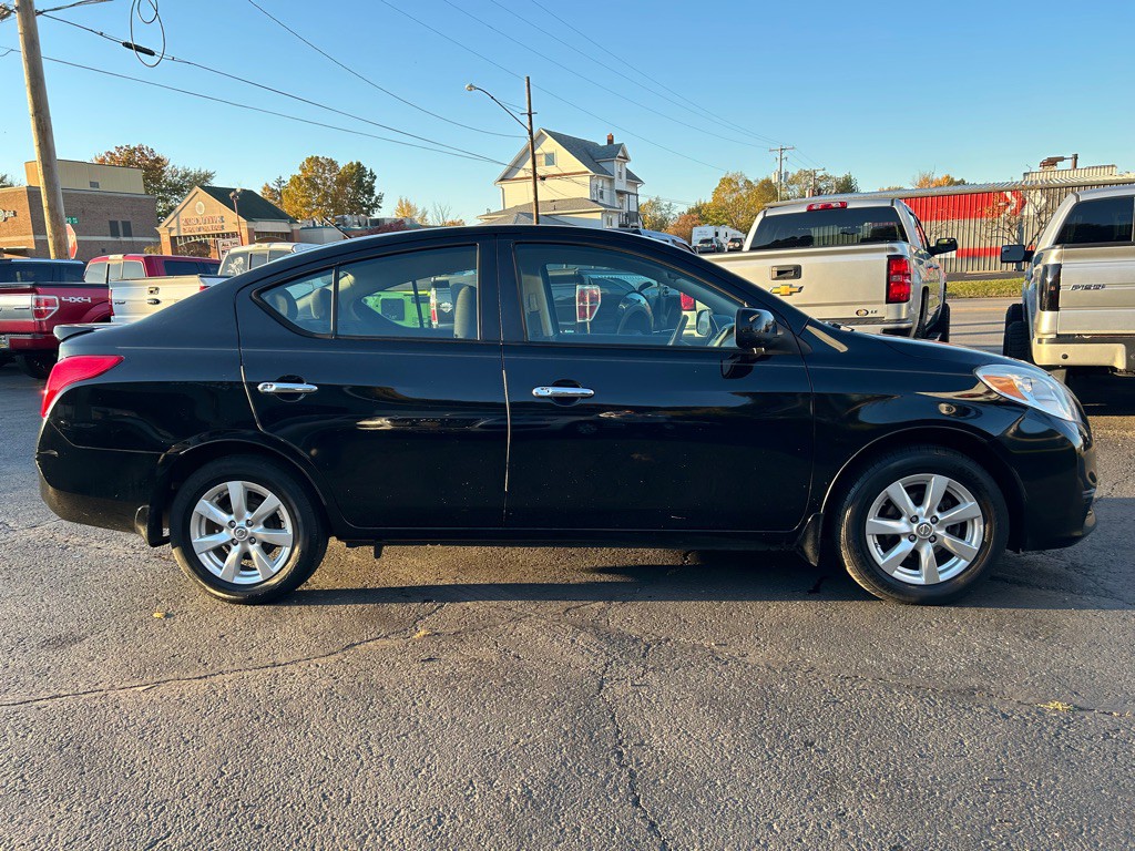2013 Nissan Versa Image 4