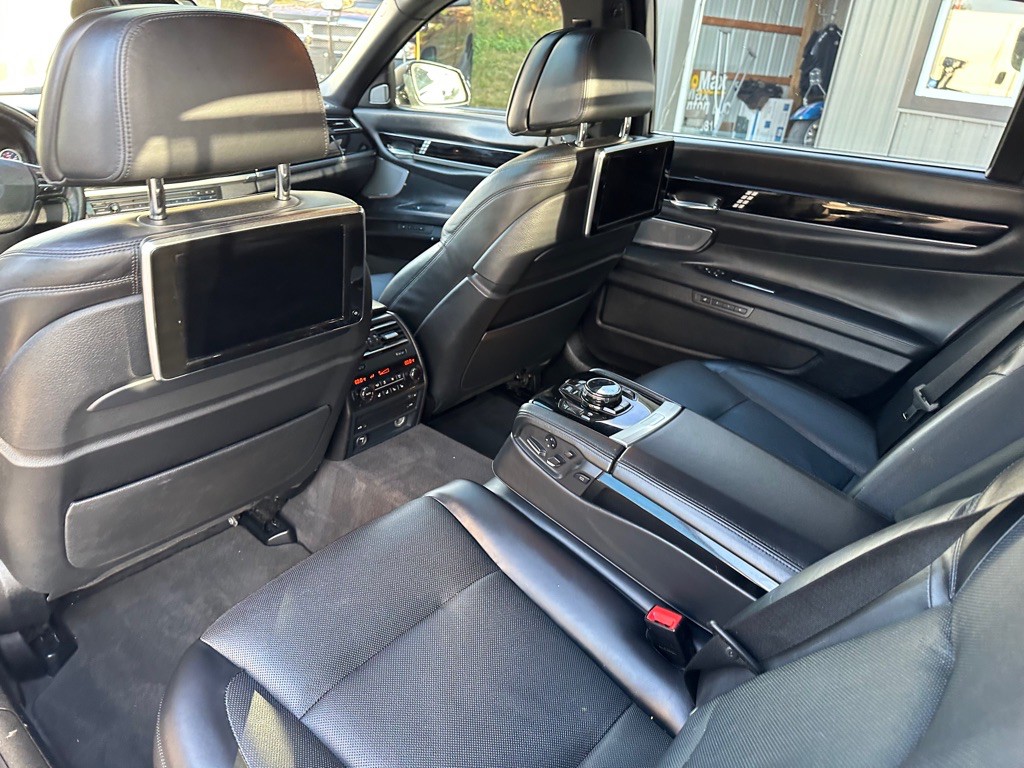 2014 BMW 7 Series Image 16