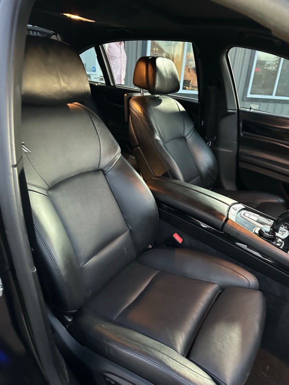 2014 BMW 7 Series Image 27