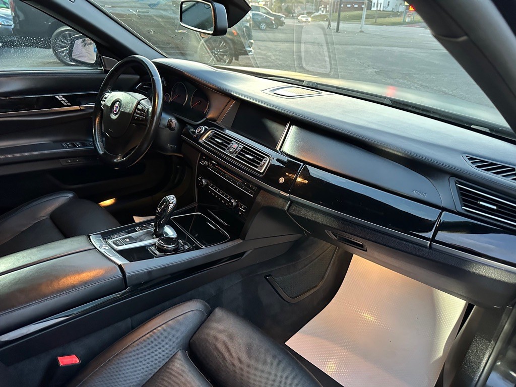2014 BMW 7 Series Image 28