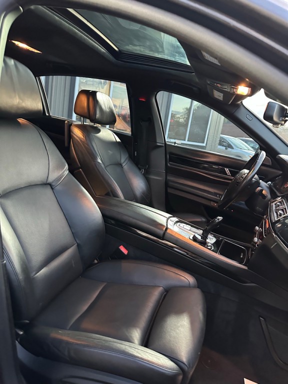2014 BMW 7 Series Image 30