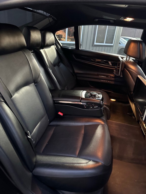 2014 BMW 7 Series Image 31