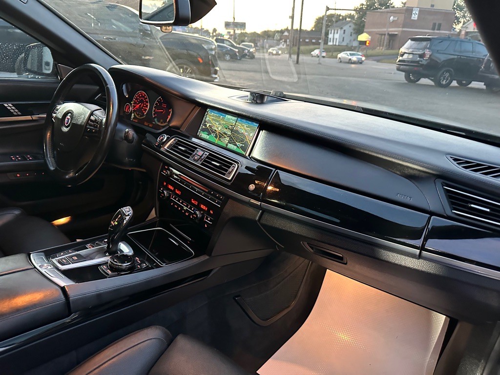 2014 BMW 7 Series Image 32