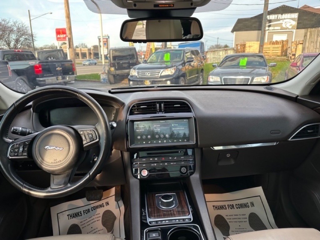 2017 Jaguar F-PACE Image 10