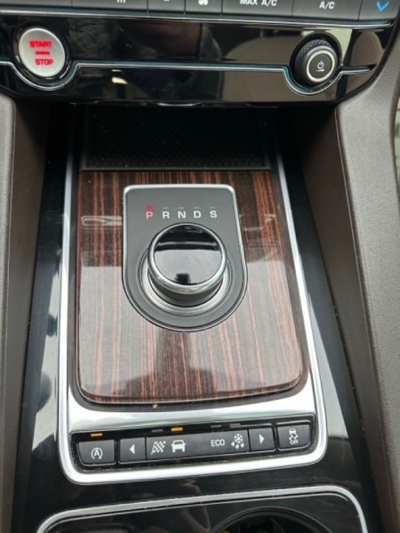 2017 Jaguar F-PACE Image 11