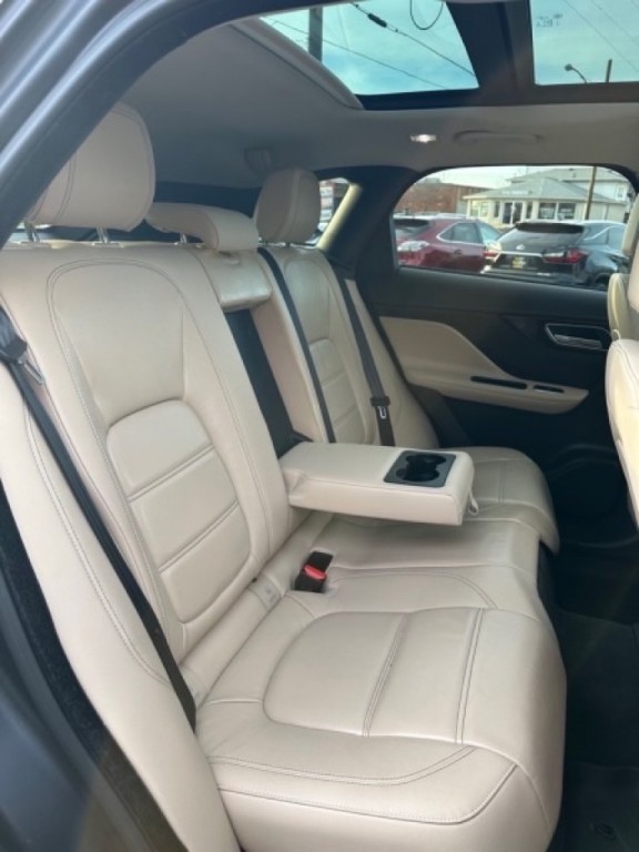 2017 Jaguar F-PACE Image 12