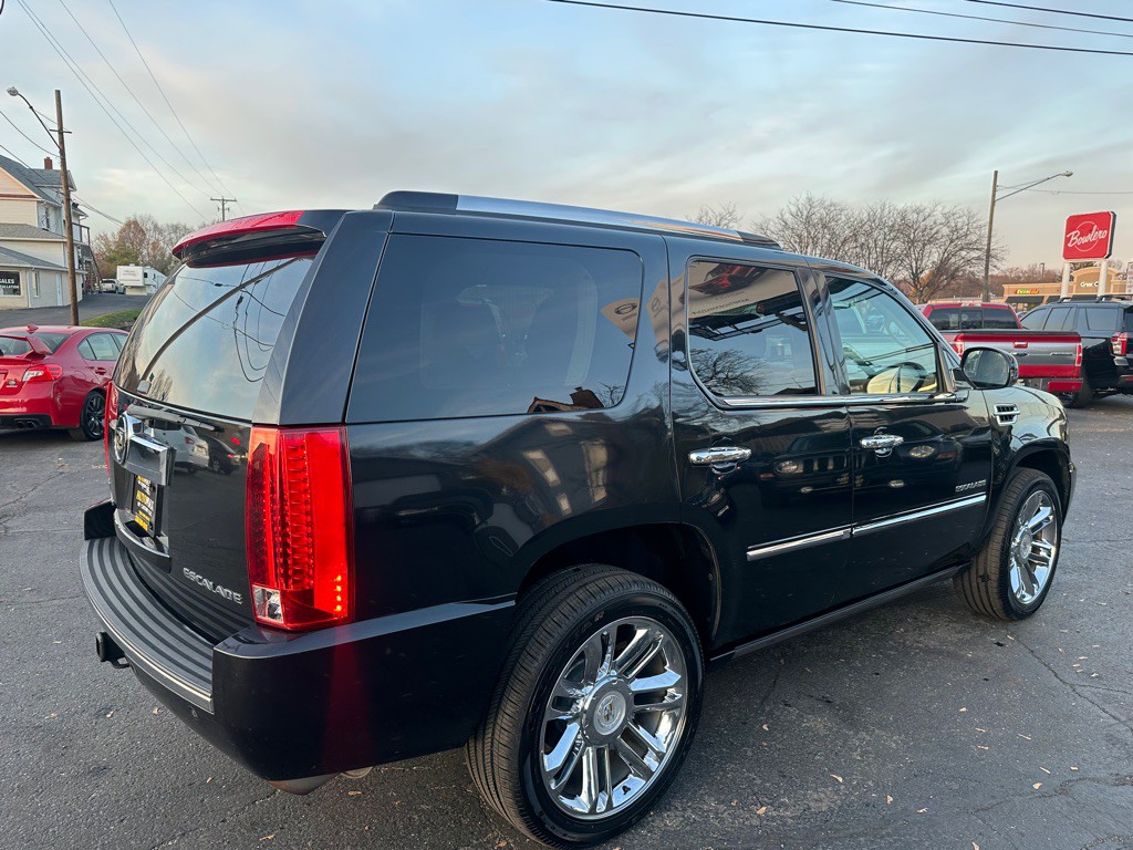 2011 Cadillac Escalade Image 4