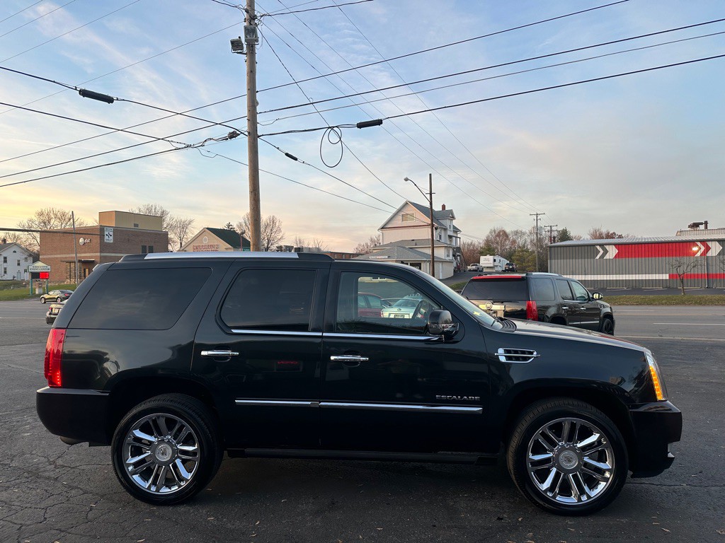 2011 Cadillac Escalade Image 8