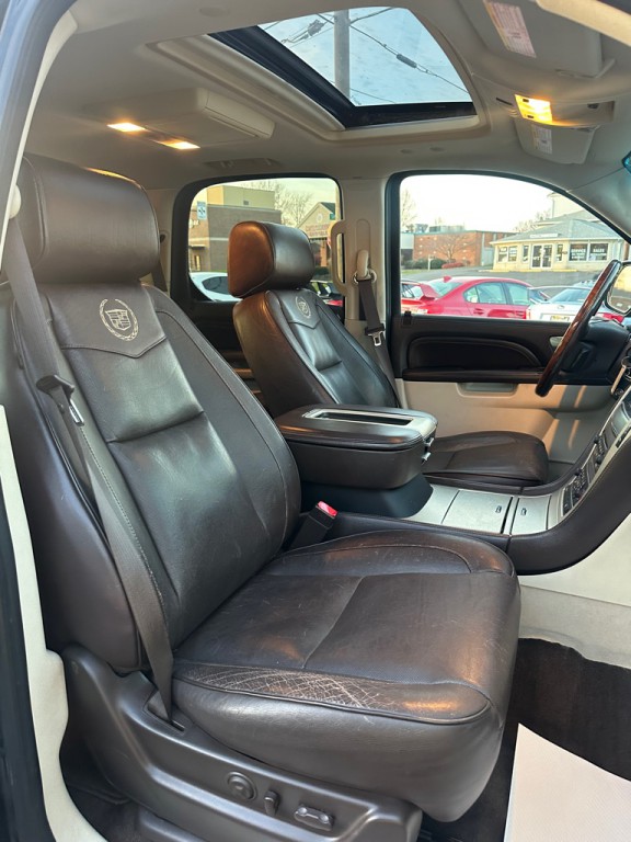 2011 Cadillac Escalade Image 9