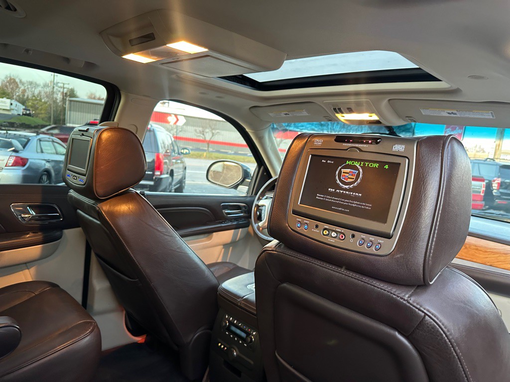 2011 Cadillac Escalade Image 13