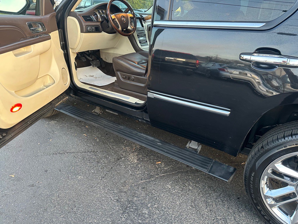 2011 Cadillac Escalade Image 16