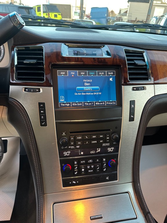 2011 Cadillac Escalade Image 17