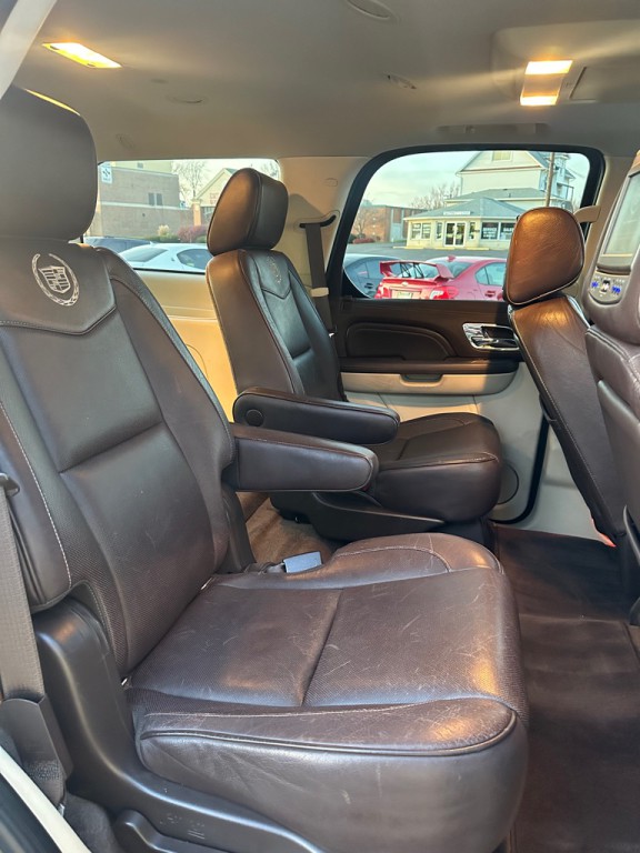 2011 Cadillac Escalade Image 21