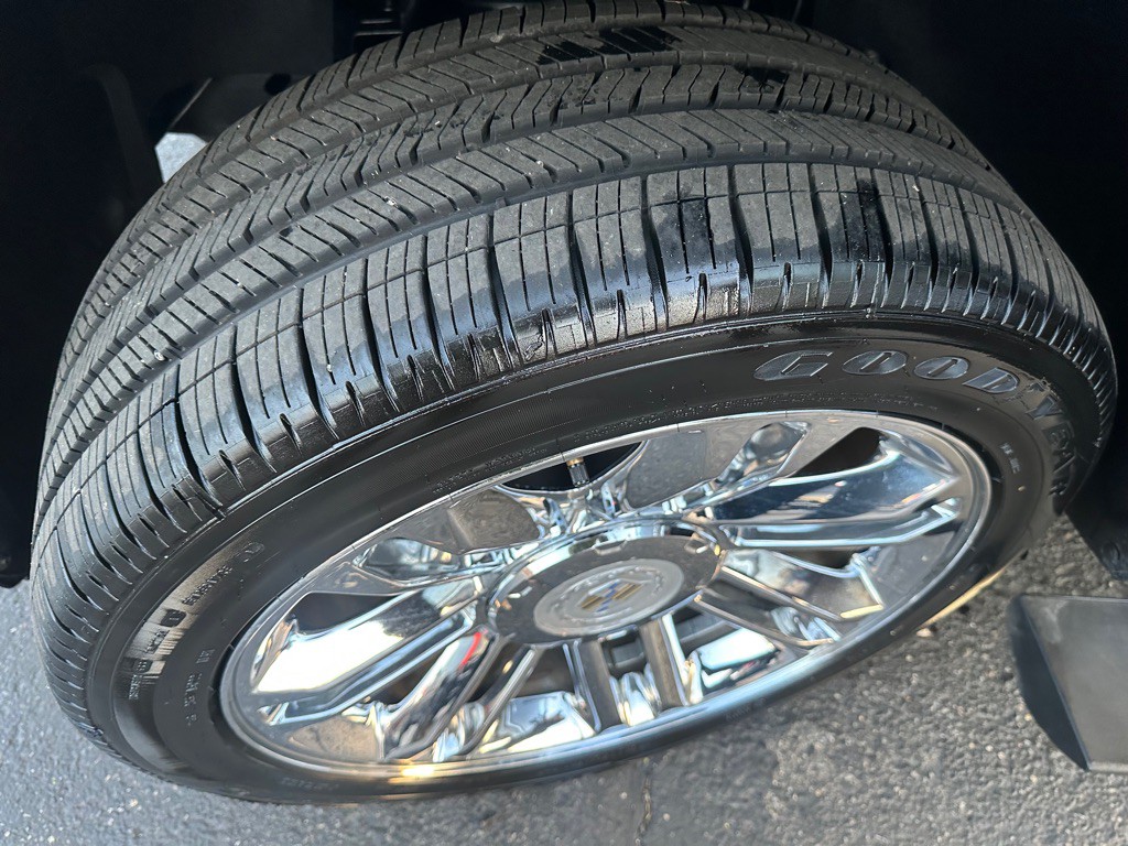 2011 Cadillac Escalade Image 22