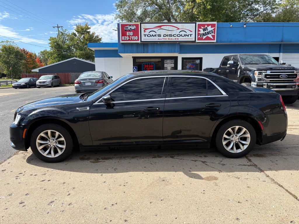 2015 Chrysler 300 Image 2