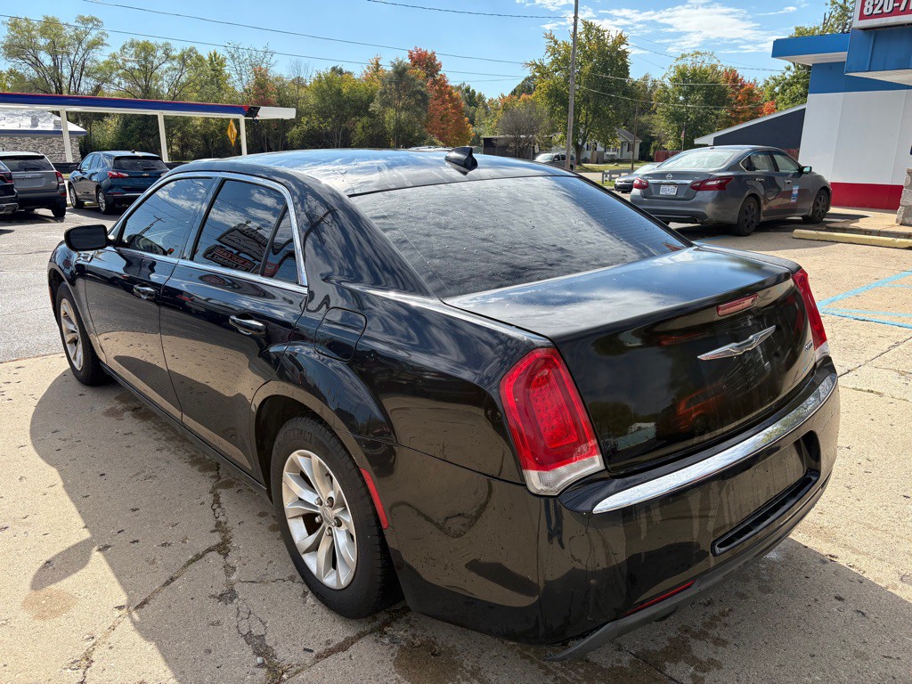 2015 Chrysler 300 Image 3