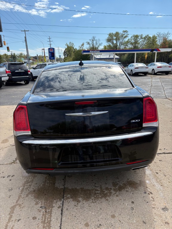 2015 Chrysler 300 Image 4
