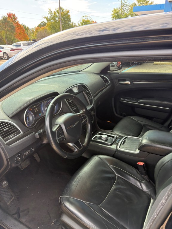 2015 Chrysler 300 Image 8