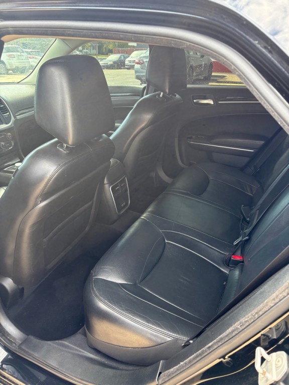 2015 Chrysler 300 Image 10