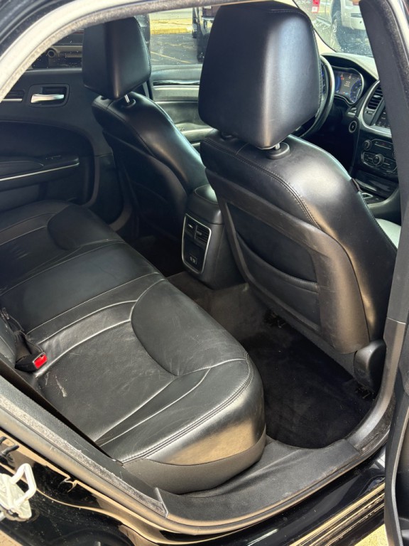 2015 Chrysler 300 Image 12