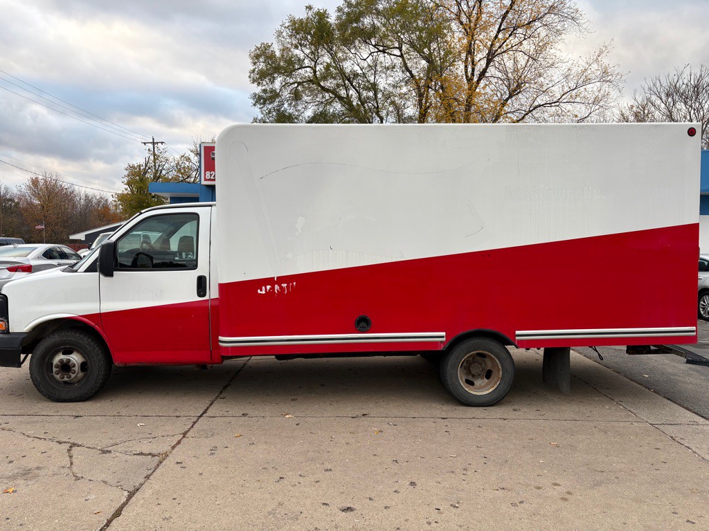 2013 Chevrolet Express Image 1