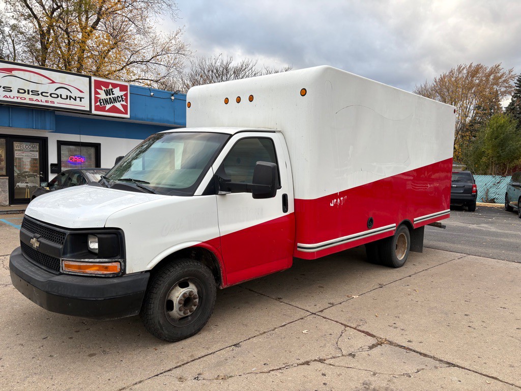 2013 Chevrolet Express Image 2