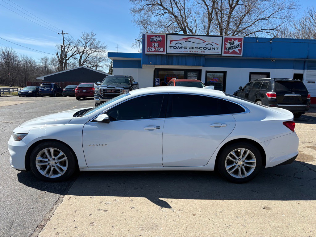 2017 Chevrolet Malibu Image 2