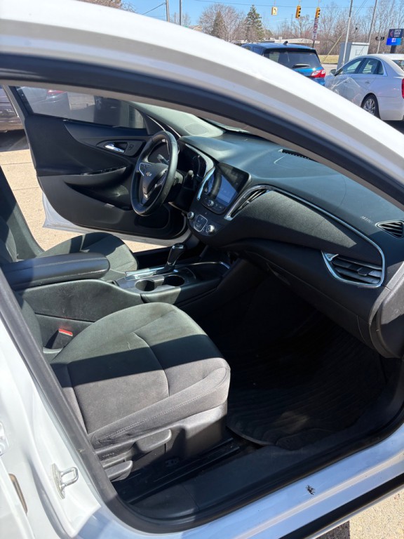 2017 Chevrolet Malibu Image 12