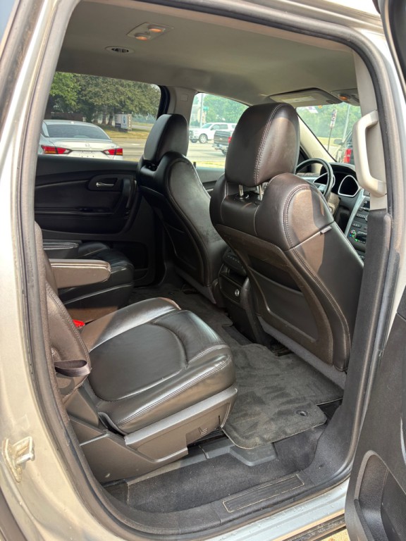2011 Chevrolet Traverse Image 12