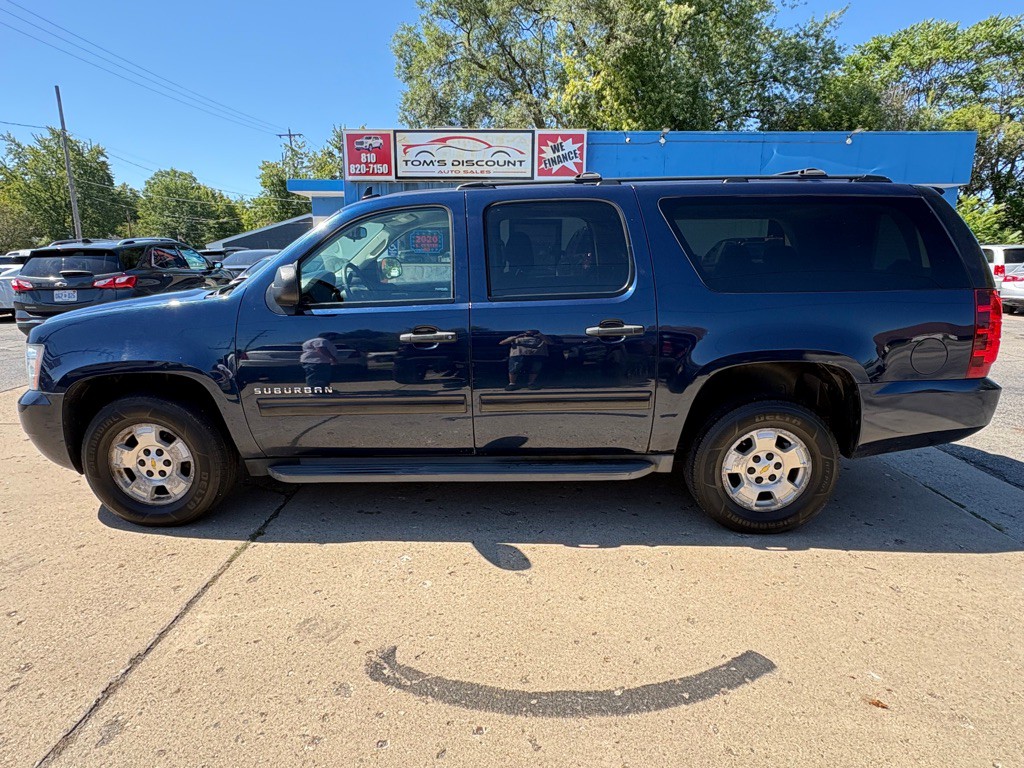 2013 Chevrolet Suburban Image 2