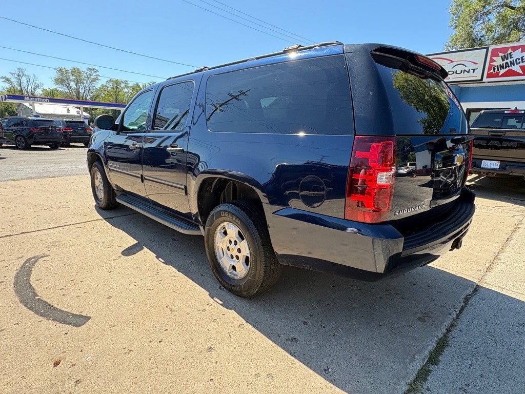 2013 Chevrolet Suburban Image 3