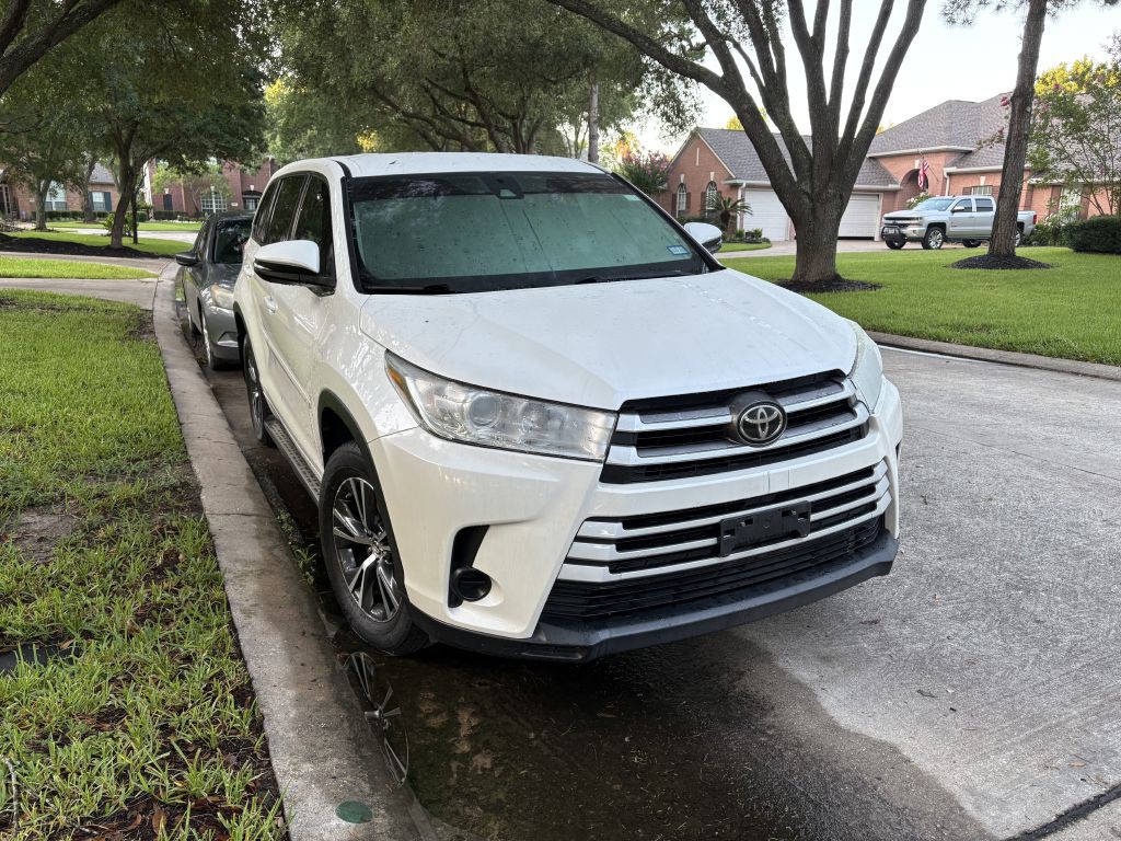 2017 Toyota Highlander Image 1