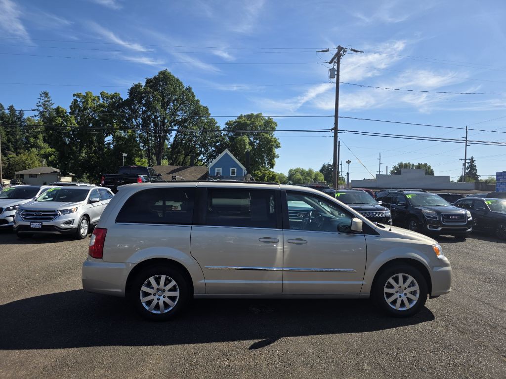 2015 Chrysler Town & Country Image 4