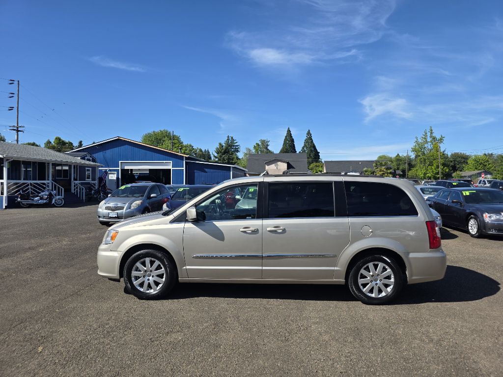 2015 Chrysler Town & Country Image 8